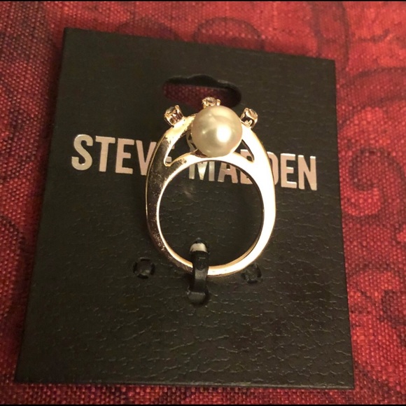 😁Steve Madden Pearl and Clear Stone Ring - Picture 6 of 6